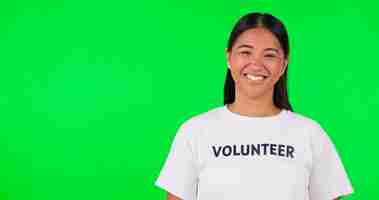 Foto retrato de mujer o voluntaria en pantalla verde para apoyar un proyecto comunitario o una donación en el fondo del estudio confianza humanitaria o rostro de una mujer asiática orgullosa con una sonrisa caridad o npo