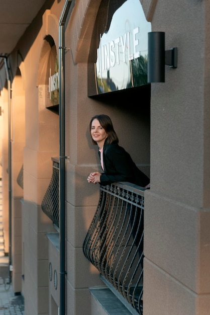 retrato, de, mujer, oficinista, en, balcón, descanso, de, trabajo, mujer feliz, atuendo formal