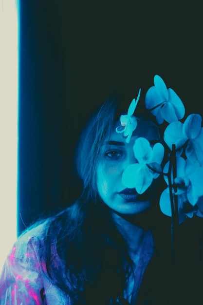 Foto retrato de una mujer con ojos azules