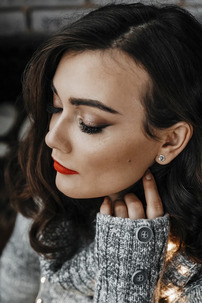 Retrato de una mujer con los ojos cerrados.