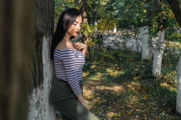 Retrato de mujer de otoño al aire libre en el parque