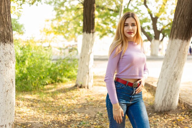 Retrato de mujer de otoño al aire libre en el parque