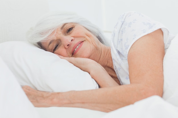 Foto retrato de una mujer pacífica en la cama