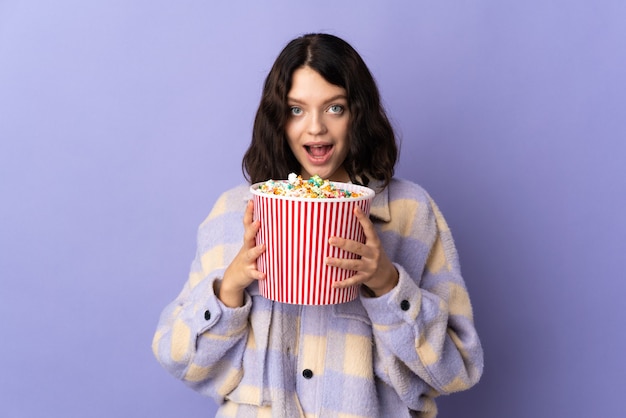 retrato de mujer con palomitas de maíz