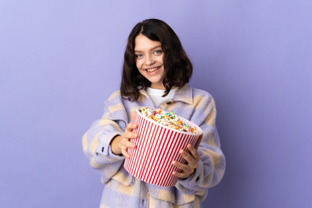 retrato de mujer con palomitas de maíz