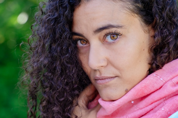 Foto retrato de mujer con pañuelo rosa