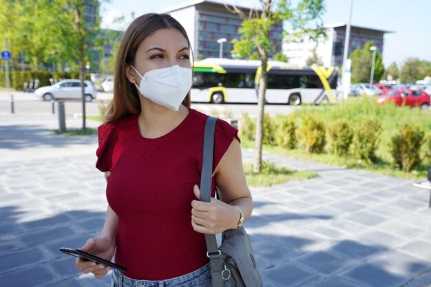 Foto retrato de una mujer con un paraguas en la calle de la ciudad