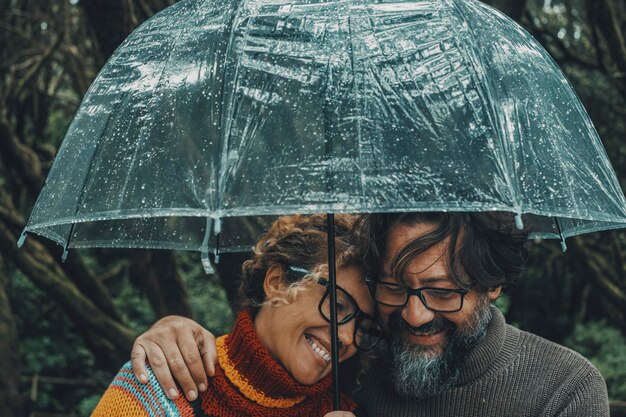 Foto retrato de una mujer con paraguas