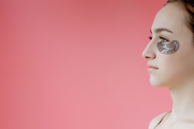 Retrato de mujer con parches humectantes debajo de los ojos