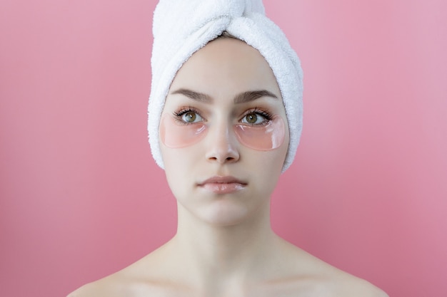 Retrato de una mujer con parches en los ojos