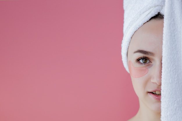 Foto retrato de mujer con parches en rosa