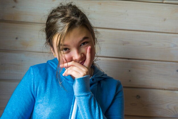 Foto retrato de mujer en una pared de madera