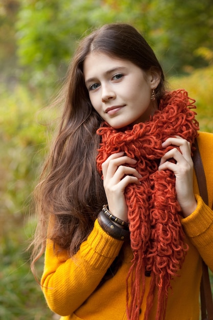 Retrato de mujer en el parque otoño