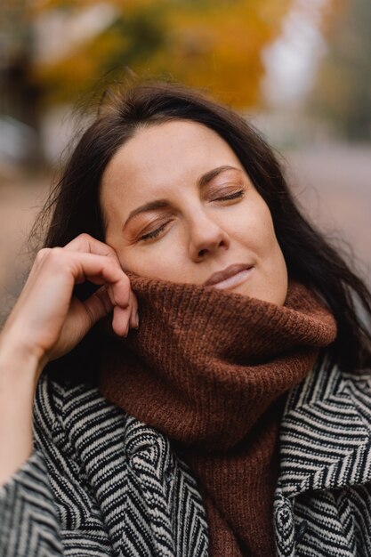 Foto retrato de una mujer en el parque de otoño