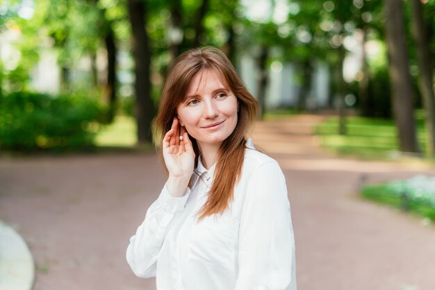 Retrato de una mujer en un parque de verano