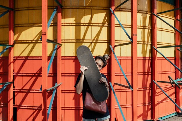 Retrato de una mujer con una patineta