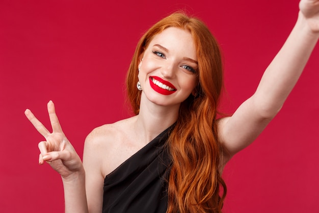 Foto retrato de una mujer pelirroja en elegante vestido negro