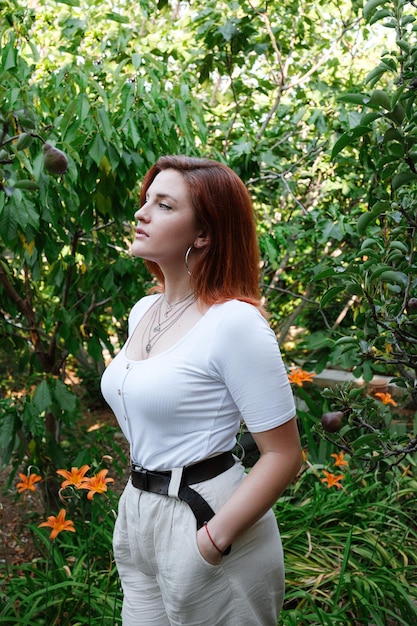 Retrato de mujer pelirroja joven feliz verano al aire libre