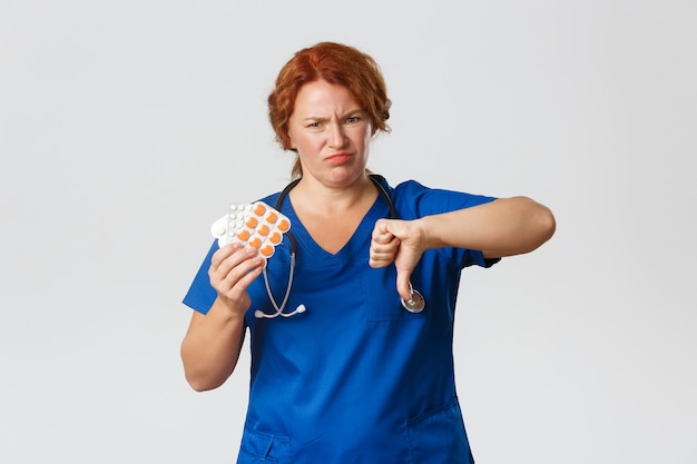 Retrato de mujer pelirroja de mediana edad posando