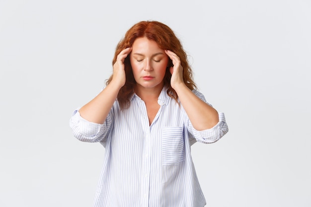 Retrato de mujer pelirroja de mediana edad posando