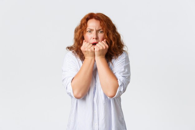 Retrato de mujer pelirroja de mediana edad posando