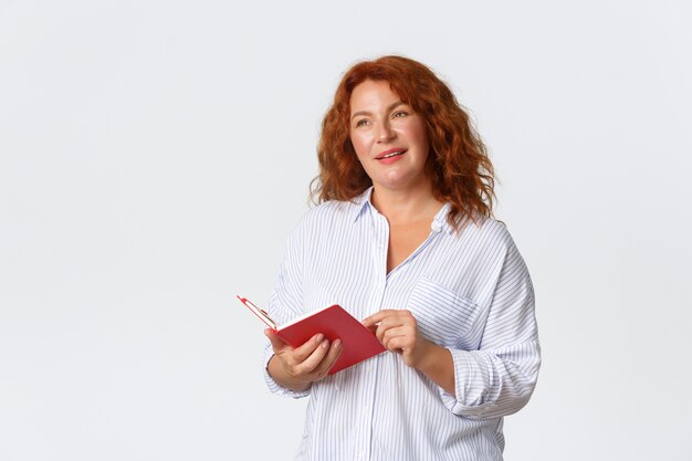 Retrato de mujer pelirroja de mediana edad posando