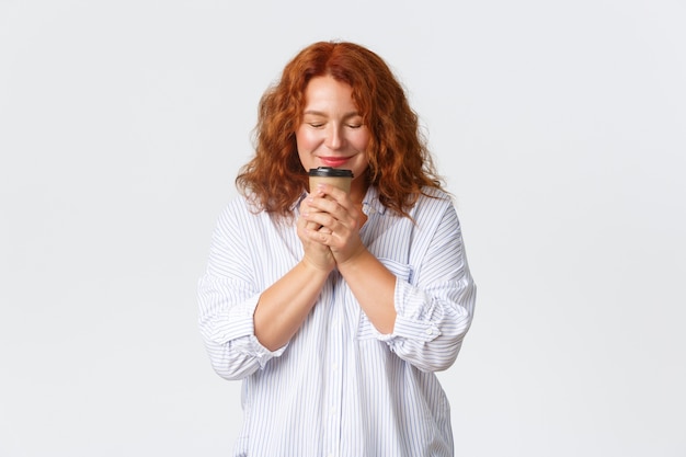 Retrato de mujer pelirroja de mediana edad posando