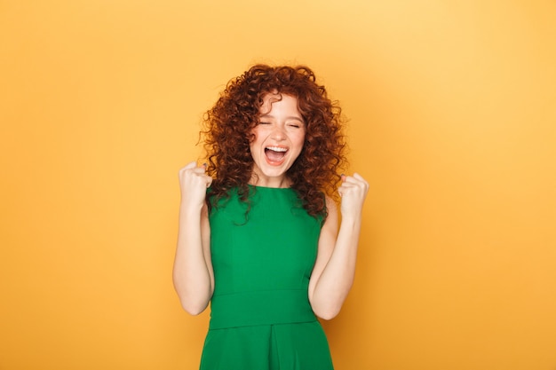 Retrato de una mujer pelirroja rizada sonriente