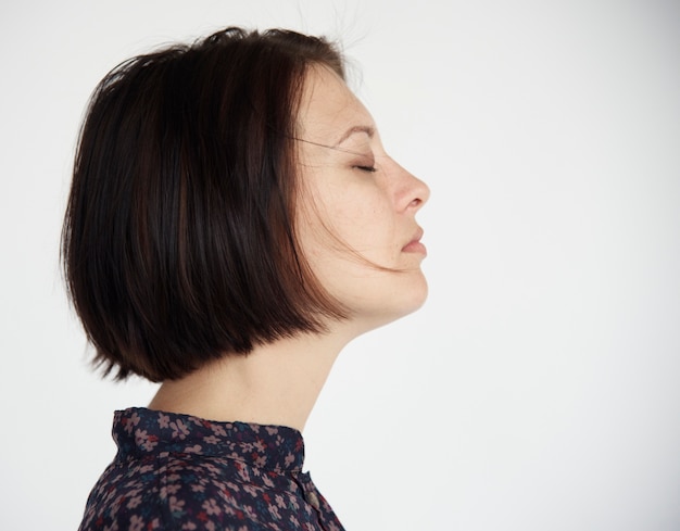 Foto retrato de mujer con pelo castaño corto