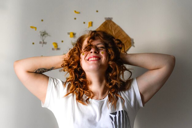 retrato de una mujer con el pelo rizado