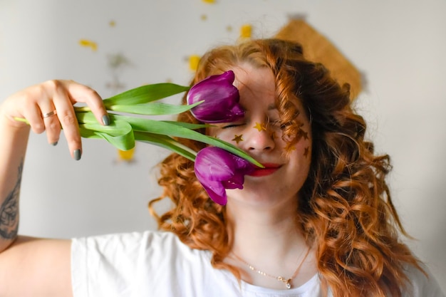 retrato de una mujer con el pelo rizado