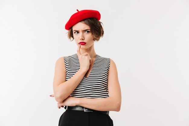 Foto retrato de una mujer pensativa con boina roja