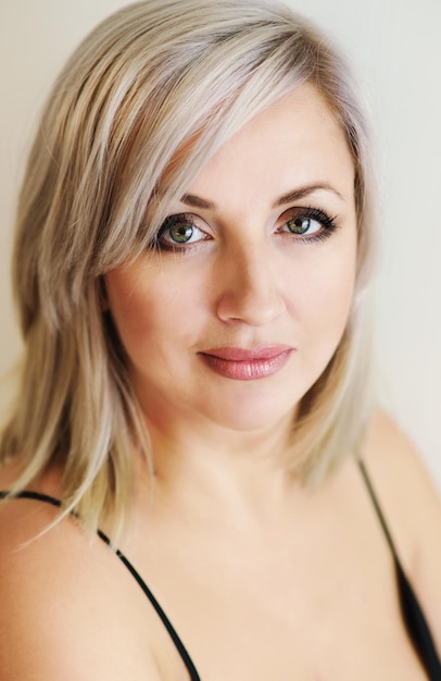 Foto retrato de mujer pensativa con cabello rubio