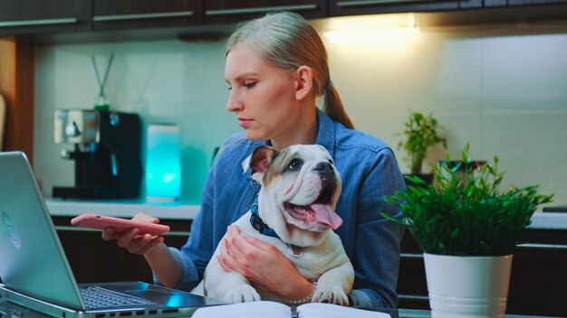 Foto retrato de una mujer con un perro en casa