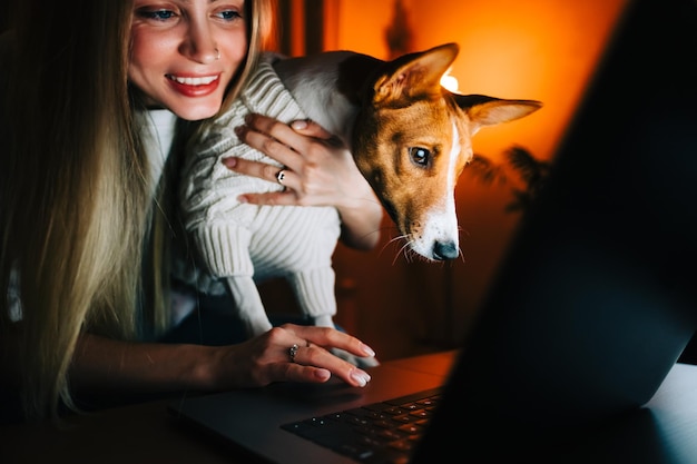 Foto retrato de una mujer con un perro en un teléfono móvil