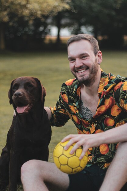 Retrato de una mujer con un perro