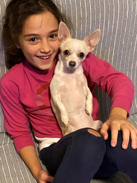 Foto retrato de una mujer con un perro