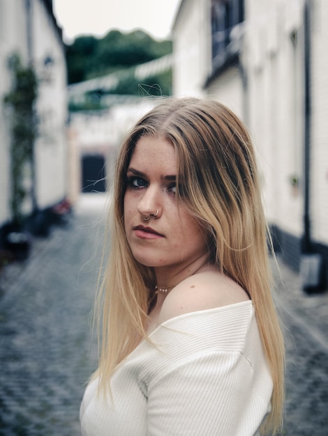 Retrato de una mujer de pie en un callejón