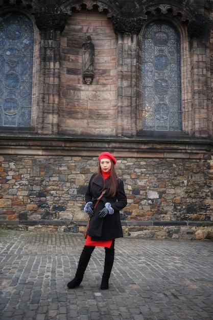 Foto retrato de una mujer de pie contra un edificio