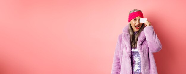 Foto retrato de una mujer de pie contra un fondo amarillo