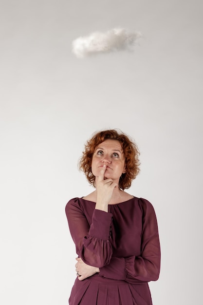 Foto retrato de una mujer de pie contra un fondo blanco