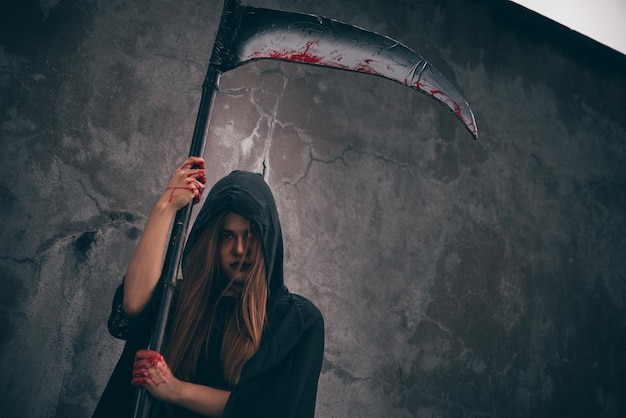 Retrato de una mujer de pie contra la pared