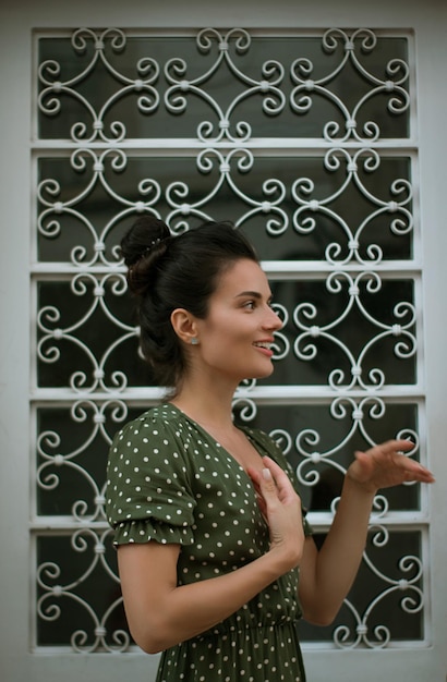 Foto retrato de una mujer de pie contra la pared