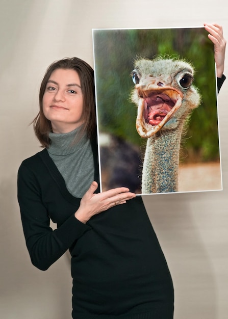 Foto retrato de una mujer de pie contra la pared