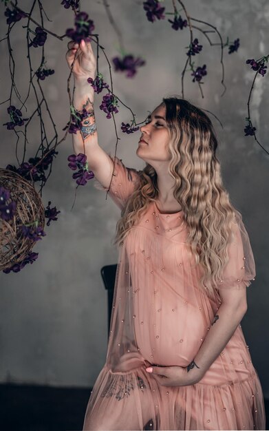 Retrato de una mujer de pie contra la pared