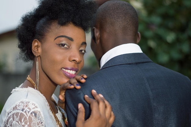 Foto retrato de una mujer de pie con un hombre