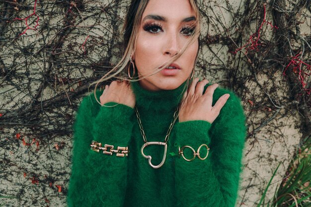 Foto retrato de una mujer de pie junto a un árbol