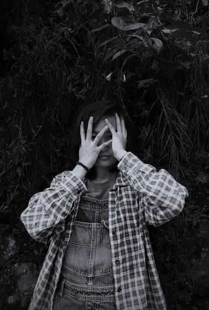 Foto retrato de una mujer de pie junto a las plantas