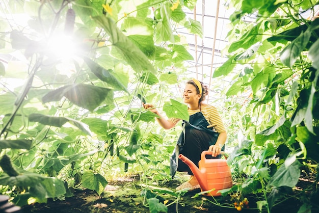 Retrato de una mujer de pie en medio de las plantas