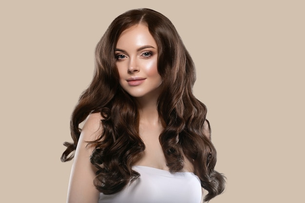 Retrato de mujer de piel de cabello hermoso natural componen el pelo largo y rizado. Fondo de color marrón